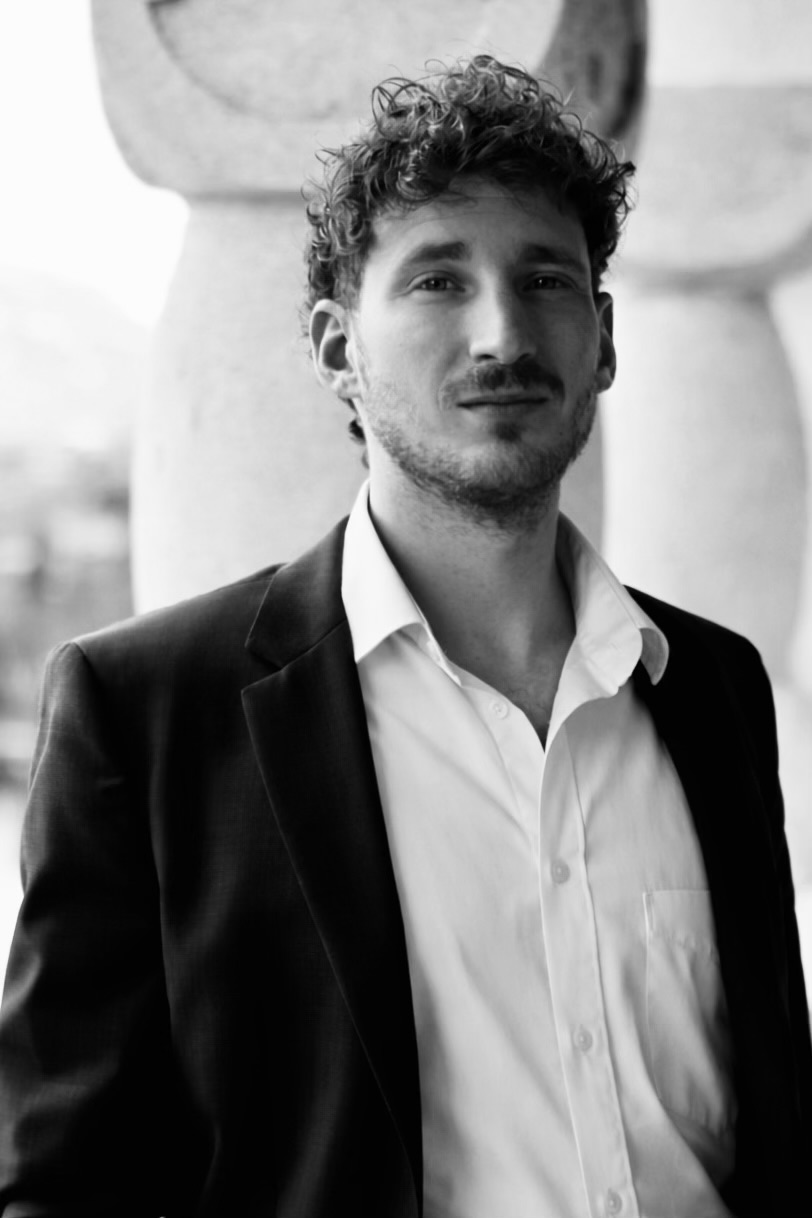 Robin Ebner, Baumeister, Schwarz-Weiß Portrait